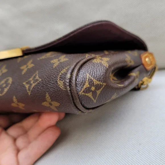 LOUIS VUITTON Favorite MM Monogram Bag - Picture 9 of 16